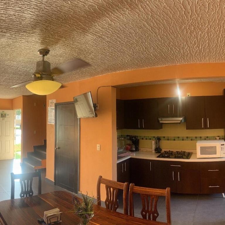 Entire House in a Beautiful Private Subdivision - Casa de 3 dormitorios - 11