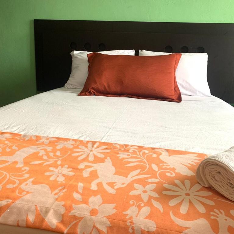 Entire House in a Beautiful Private Subdivision - Casa de 3 dormitorios - 48