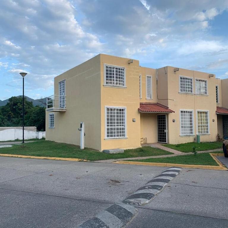 Entire House in a Beautiful Private Subdivision - Casa de 3 dormitorios - 7