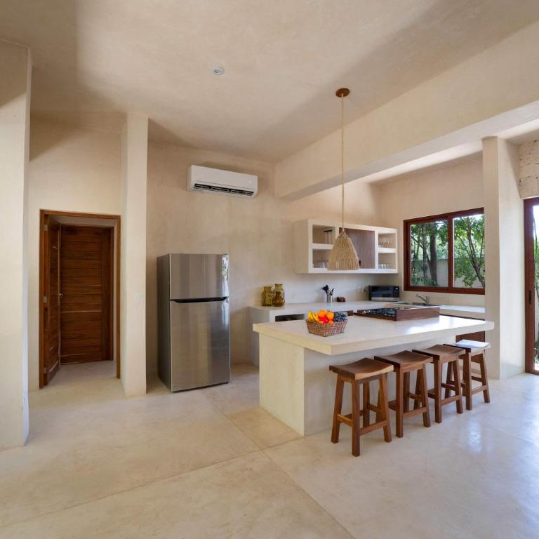 Luxe Ground-Floor 3BR Jungle Retreat with Plunge Pool - Apartamento - 3
