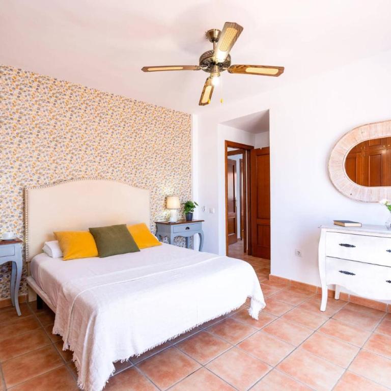 Villa Enrique by Villa Plus - Villa - 4
