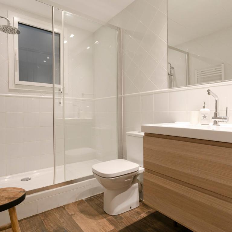 AB Eixample Calabria - Two-Bedroom Apartment with Balcony - 3