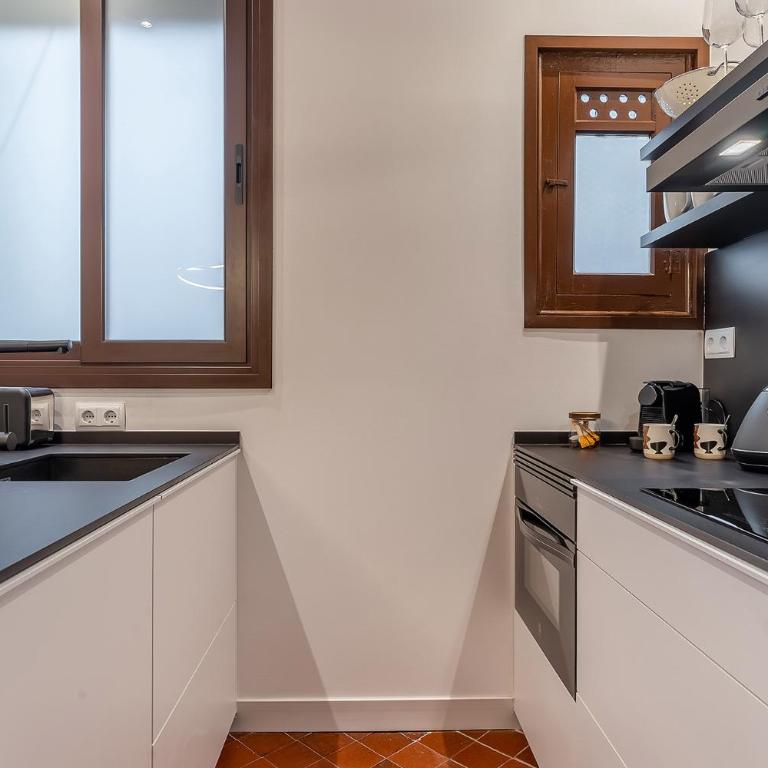 AB Eixample Calabria - Two-Bedroom Apartment with Balcony - 7
