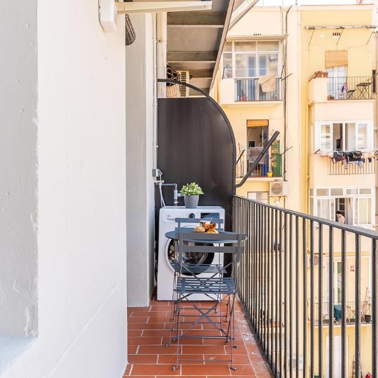 AB Eixample Calabria - Two-Bedroom Apartment with Balcony - 4