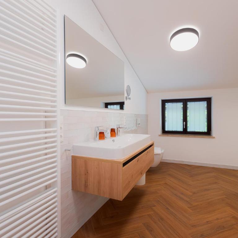 Alpine Apartements Maximilian Berchtesgaden - Apartment mit 3 Schlafzimmern und Bergblick - 8
