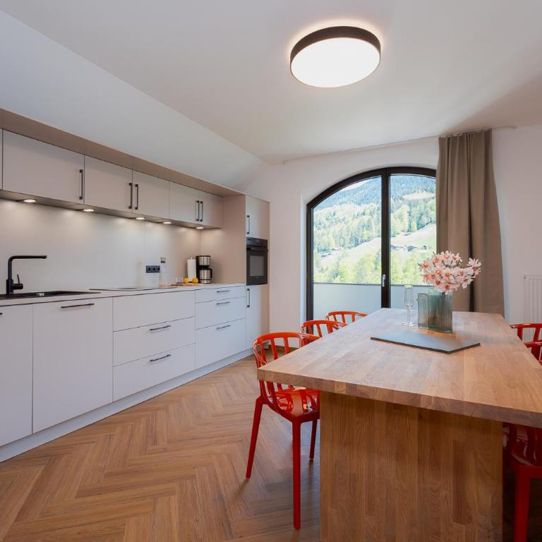 Alpine Apartements Maximilian Berchtesgaden - Apartment mit 3 Schlafzimmern und Bergblick - 10