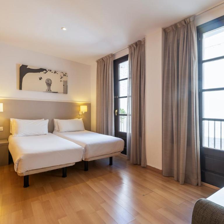 Aspasios Plaza Real Apartments - Studio - 4