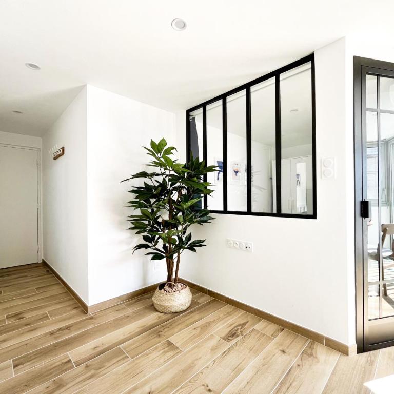 Centre Ville & Plage à 200m - Clim - Parking Privé - Netflix - Apartment - 4