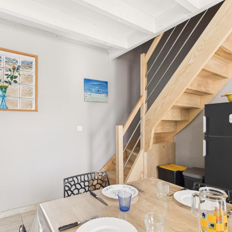 Jolie maison volets jaunes avec terrasse pour 7 - Vacation Home - 9
