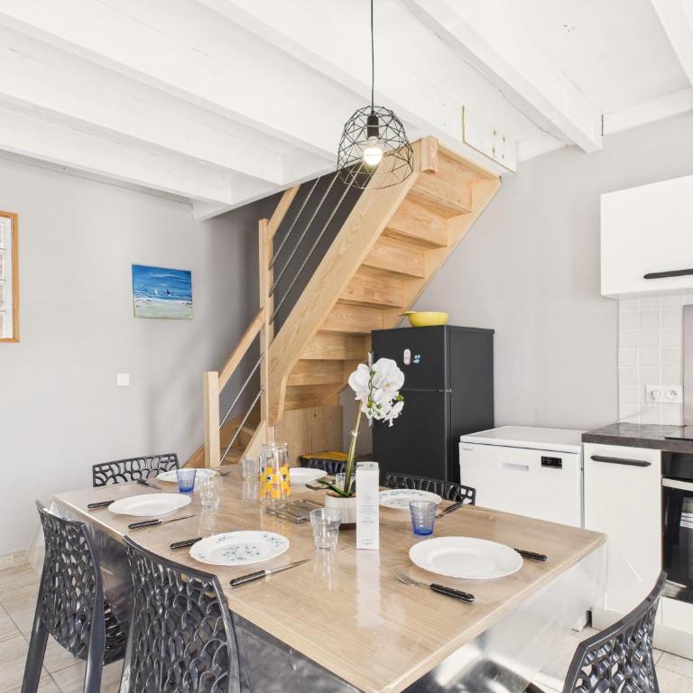 Jolie maison volets jaunes avec terrasse pour 7 - Vacation Home - 8