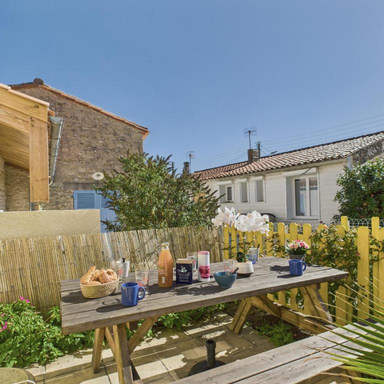 Jolie maison volets jaunes avec terrasse pour 7 - Vacation Home - 1