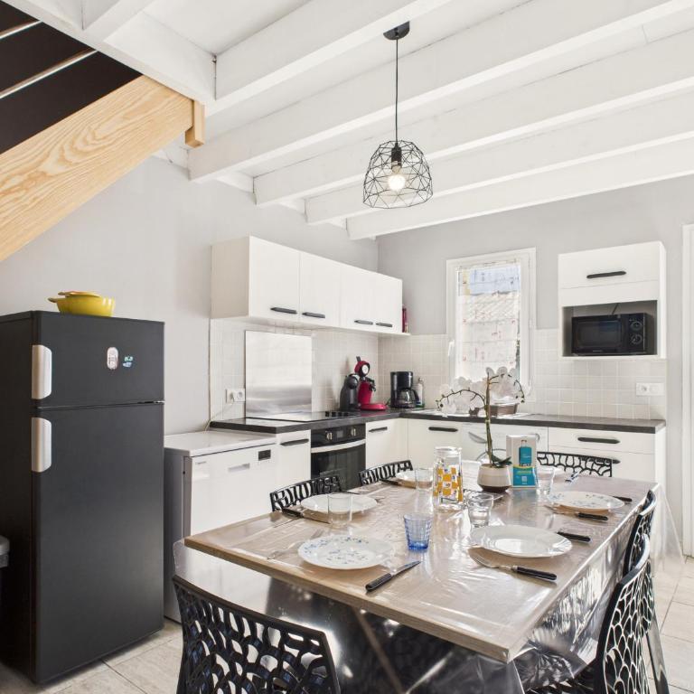 Jolie maison volets jaunes avec terrasse pour 7 - Vacation Home - 10
