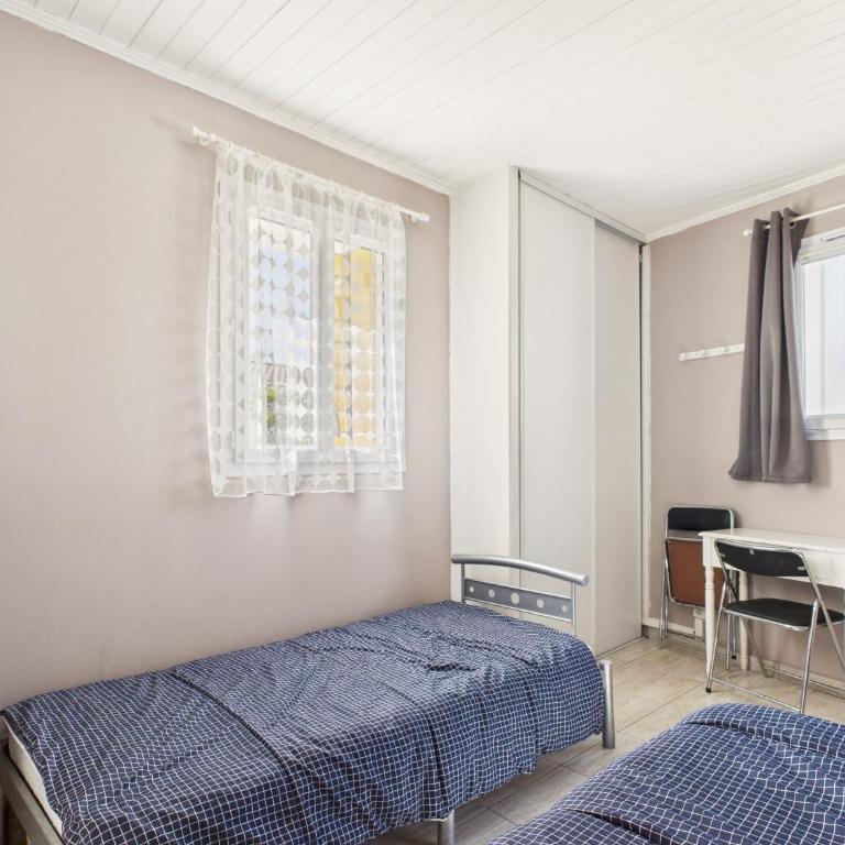 Jolie maison volets jaunes avec terrasse pour 7 - Vacation Home - 16