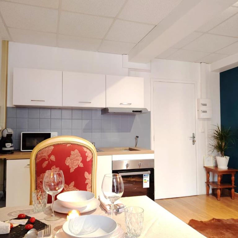 Appart'Hôtel Le Combes - Appartement - Vue sur Ville - 2