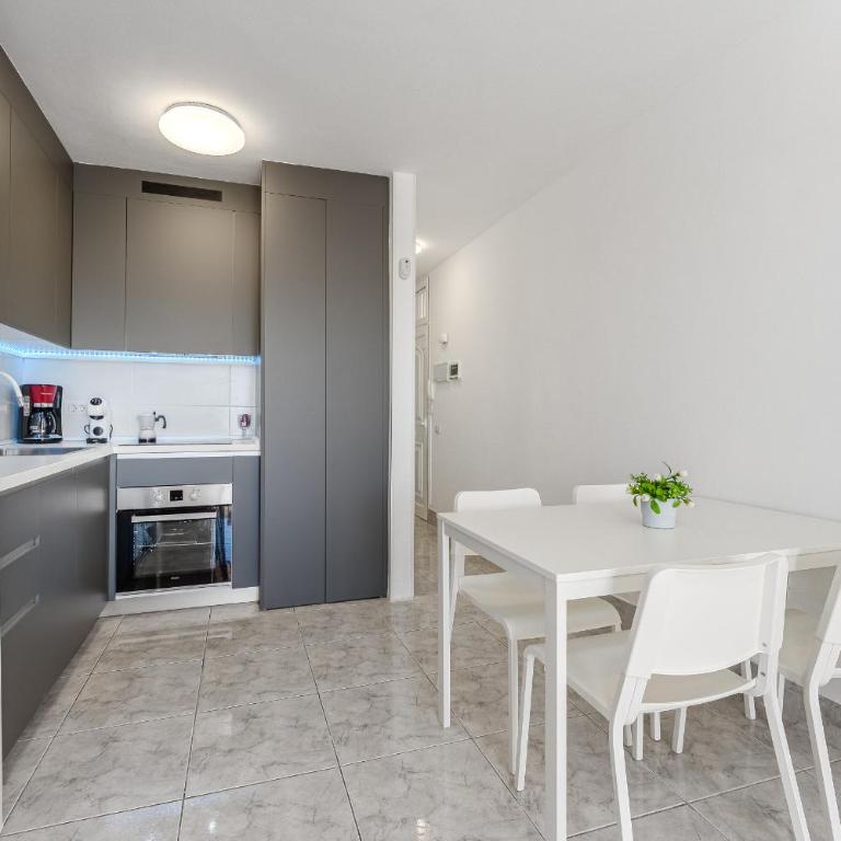 New apartment in Los Cristianos Renovated with AC, Steps from Playa Las Vistas - Apartamento de 1 dormitorio - 9