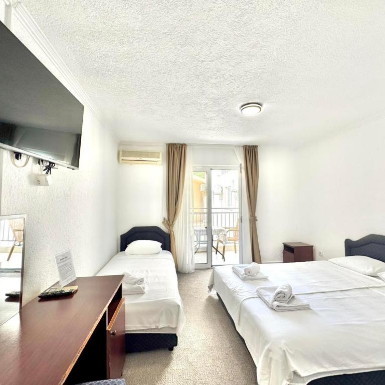 Hotel Lobo Budva - Trokrevetna Soba sa Terasom - 9