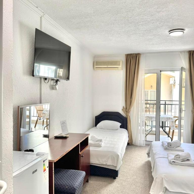 Hotel Lobo Budva - Trokrevetna Soba sa Terasom - 10