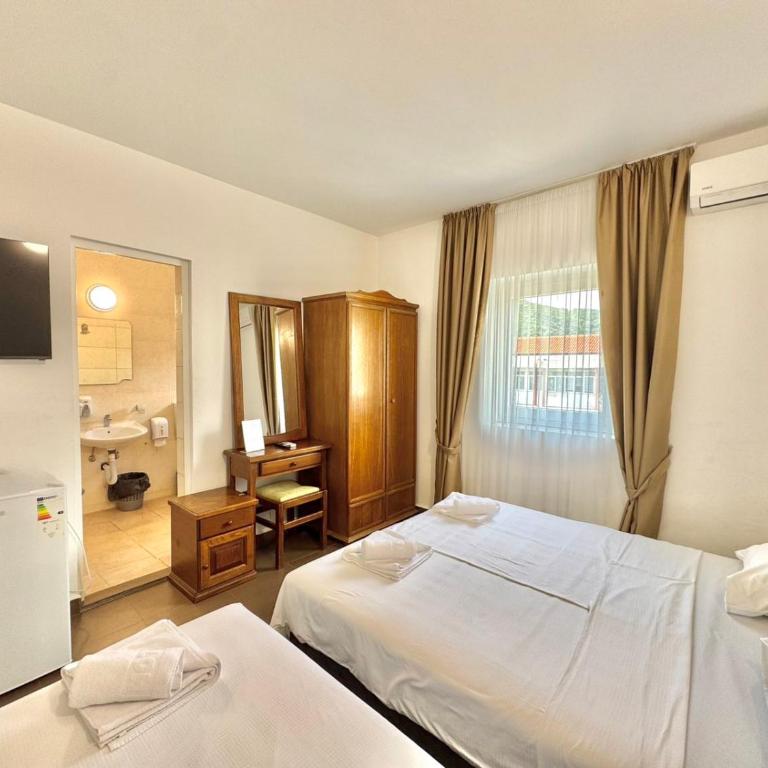 Hotel Lobo Budva - Komfor Četvorokrevetna Soba - 2