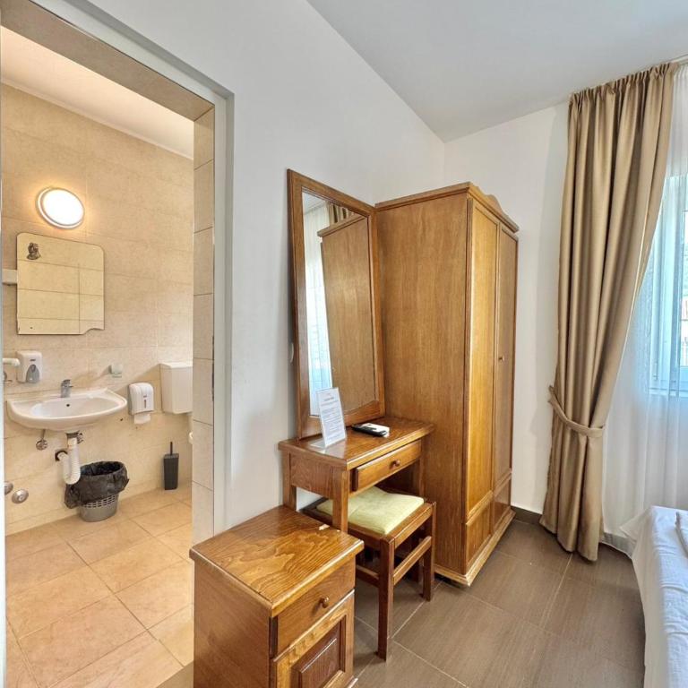 Hotel Lobo Budva - Komfor Četvorokrevetna Soba - 6
