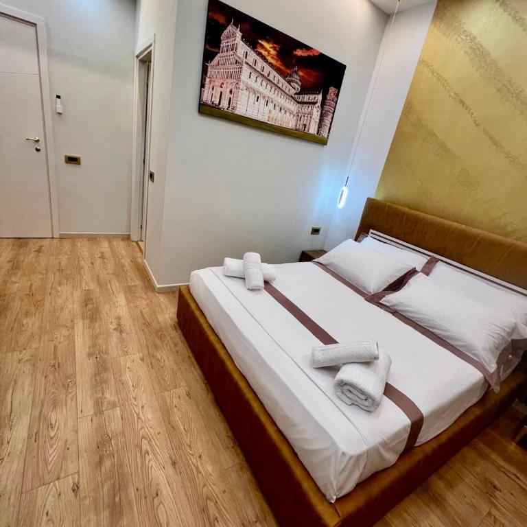 Golden House - King Room - 8