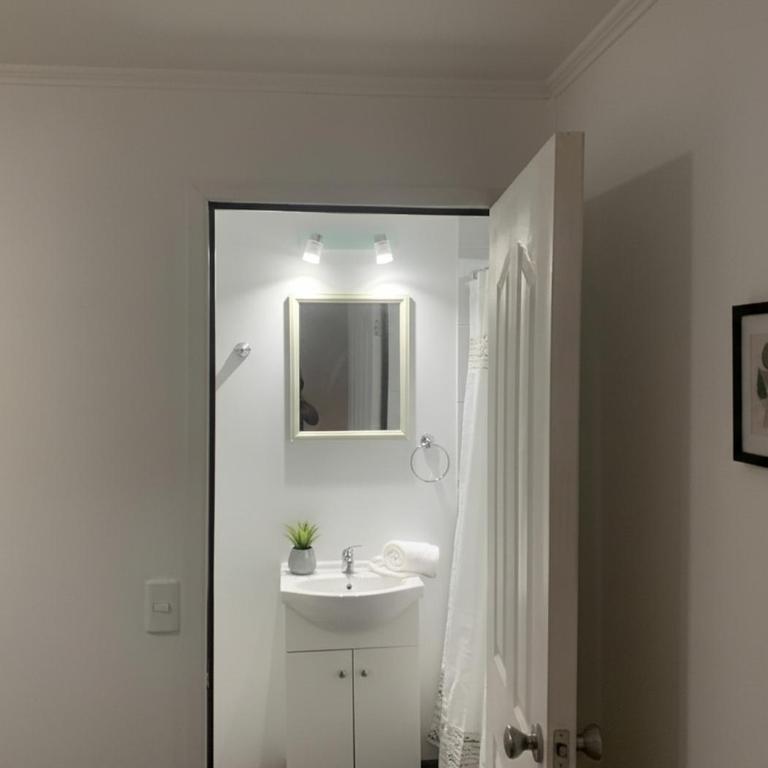 Patagonia Heritage Home - Habitación con cama grande y vistas al jardín - 1