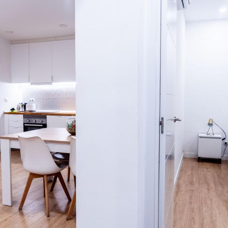 AR Plaza Castilla 2hab, amplio, moderno, bien comunicado - Two-Bedroom Apartment - 24