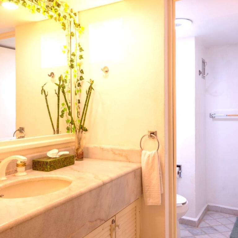 Ocean View 2BR Apt at Resort, 1 Block to the Beach - Apartamento de 2 dormitorios con balcón y vistas al mar - 7
