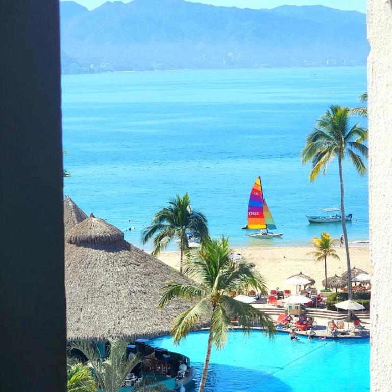 Ocean View 2BR Apt at Resort, 1 Block to the Beach - Apartamento de 2 dormitorios con balcón y vistas al mar - 1