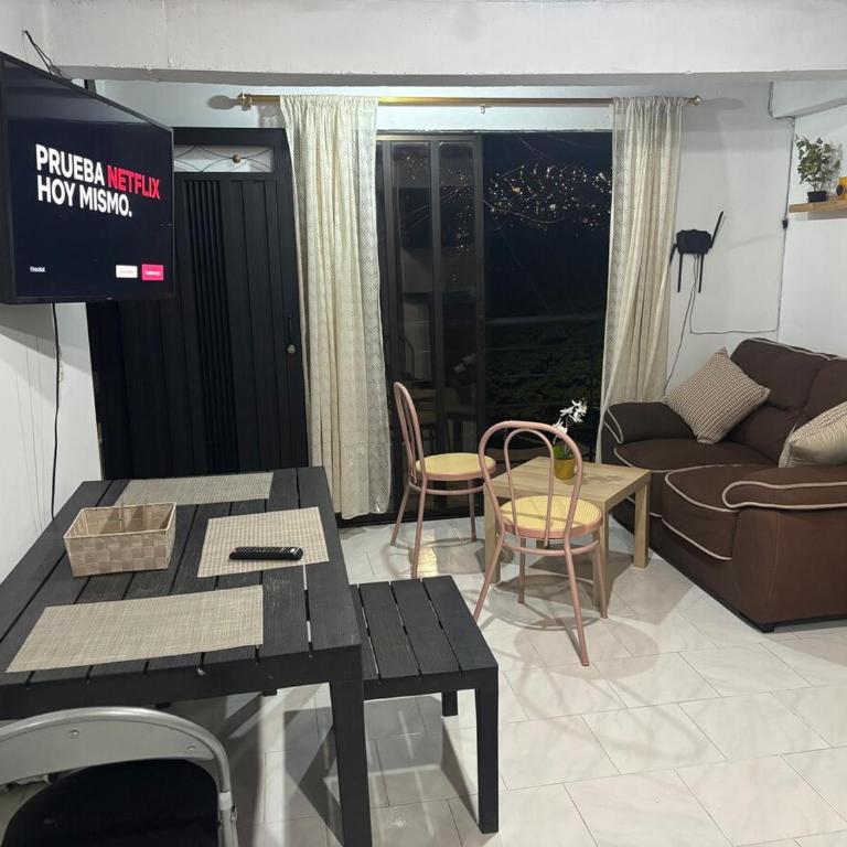 Apto Vista Linda en Mitad de Medellin con parqueo - Two-Bedroom Apartment - 5