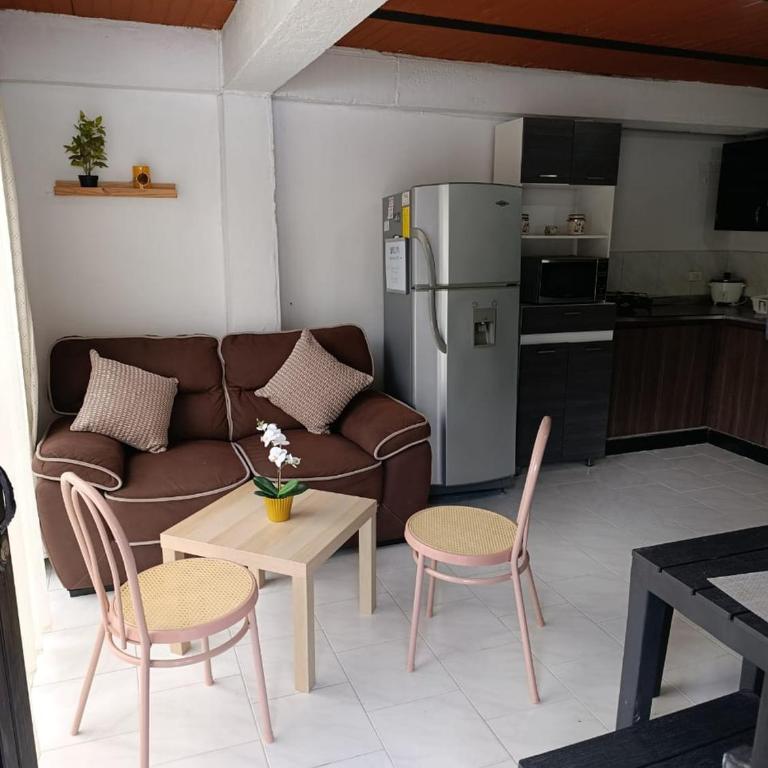 Apto Vista Linda en Mitad de Medellin con parqueo - Two-Bedroom Apartment - 1