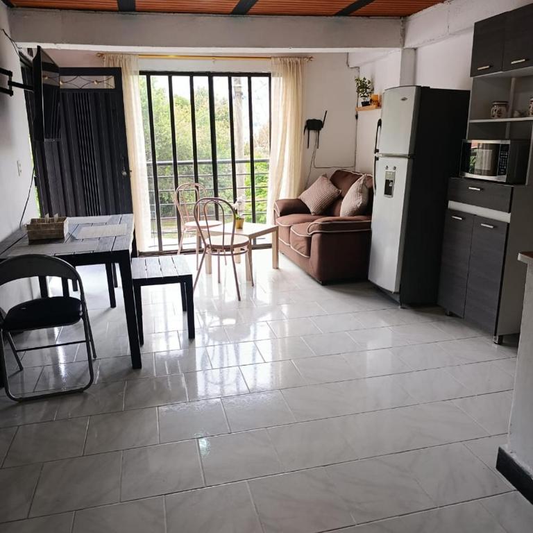 Apto Vista Linda en Mitad de Medellin con parqueo - Two-Bedroom Apartment - 4