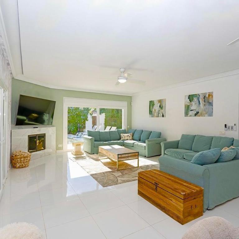 Luxury Villa Sleeps 15, Heated Pool, Jacuzzi, Sauna, & Gym - Villa - 12