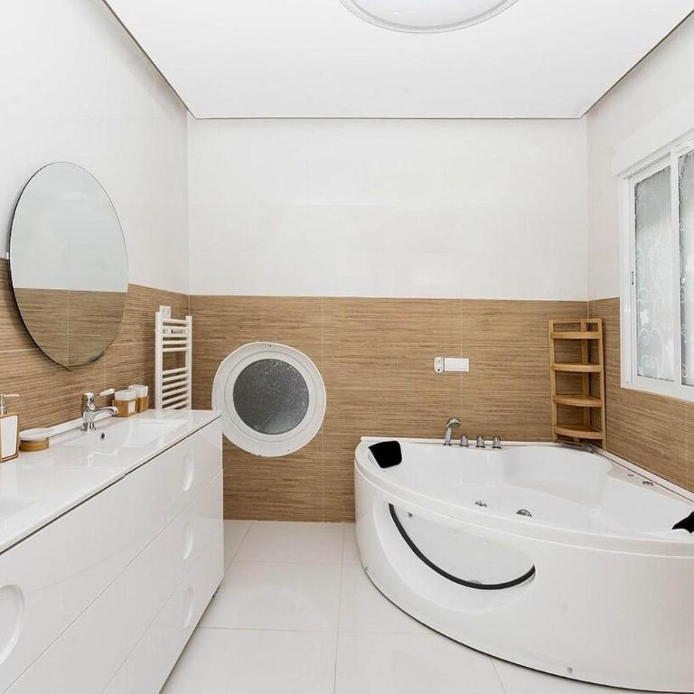 Luxury Villa Sleeps 15, Heated Pool, Jacuzzi, Sauna, & Gym - Villa - 23