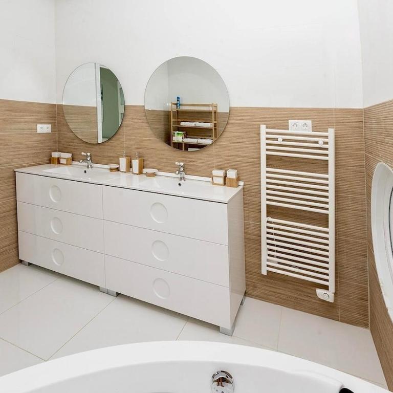 Luxury Villa Sleeps 15, Heated Pool, Jacuzzi, Sauna, & Gym - Villa - 24