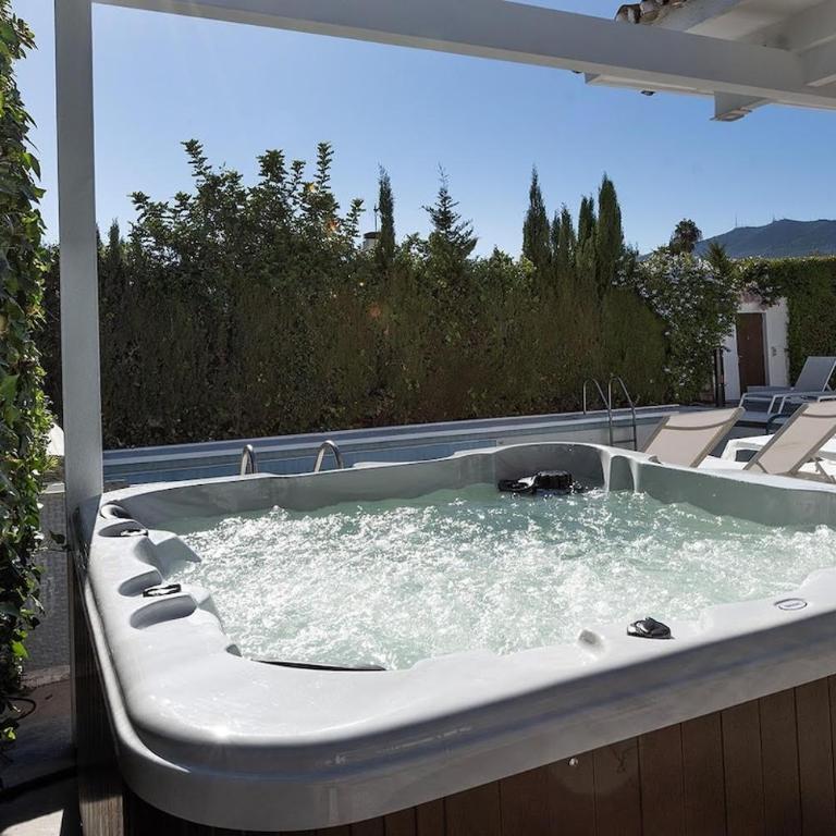 Luxury Villa Sleeps 15, Heated Pool, Jacuzzi, Sauna, & Gym - Villa - 11
