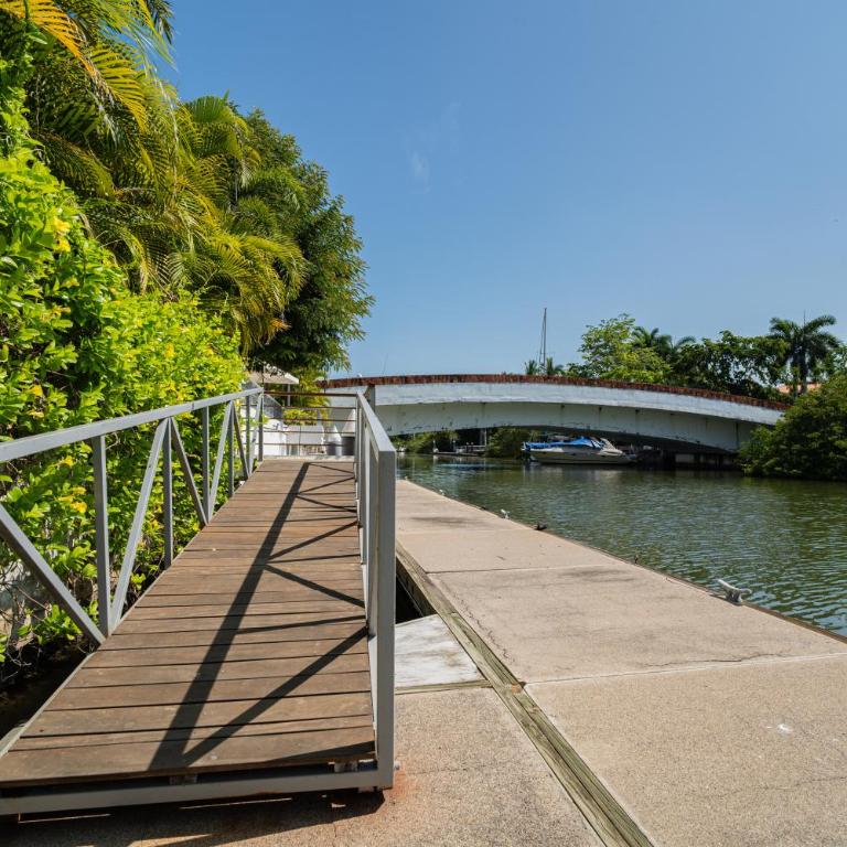 Luxury Villa Waterfront - Villa - 22