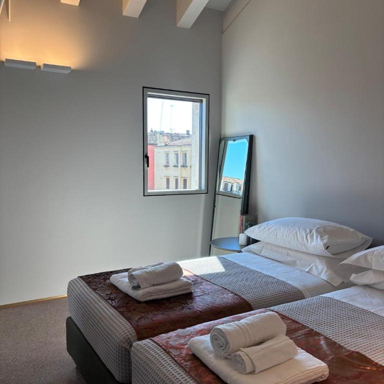 The Lotus Flower Stylish Renovated Apt in Venice - Two-Bedroom Deluxe Apartment - 14
