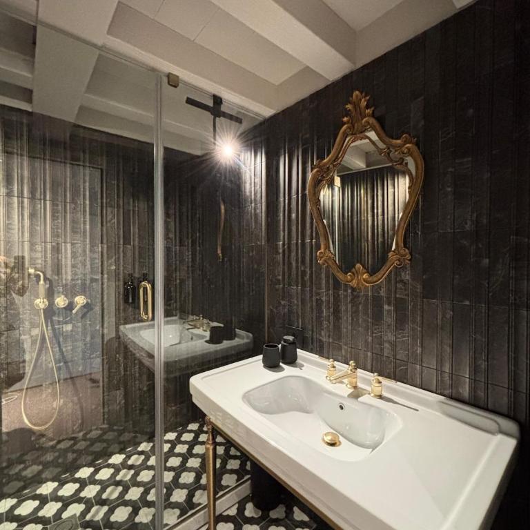 The Lotus Flower Stylish Renovated Apt in Venice - Two-Bedroom Deluxe Apartment - 10