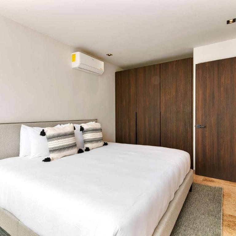 Stylish 1BR Condo with Private Pool & Balcony - Apartamento - 2