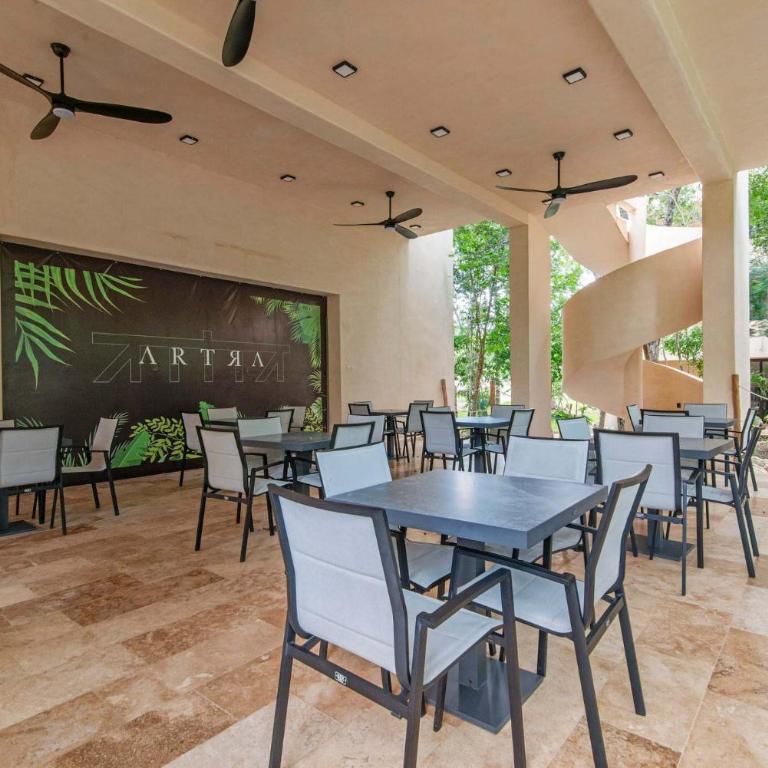 Stylish 1BR Condo with Private Pool & Balcony - Apartamento - 10
