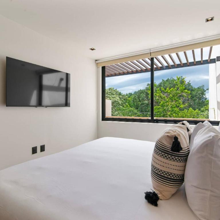 Stylish 1BR Condo with Private Pool & Balcony - Apartamento - 13