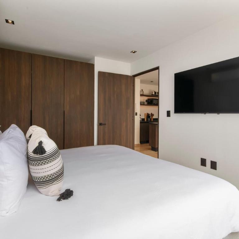 Stylish 1BR Condo with Private Pool & Balcony - Apartamento - 14