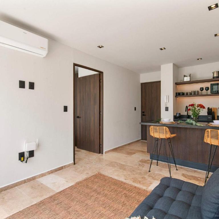 Stylish 1BR Condo with Private Pool & Balcony - Apartamento - 16