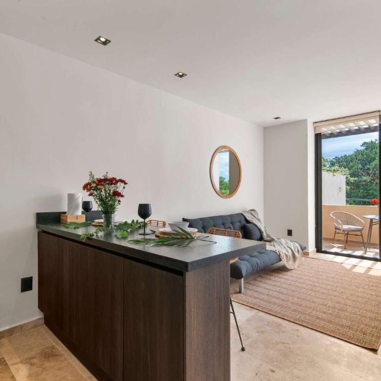 Stylish 1BR Condo with Private Pool & Balcony - Apartamento - 17