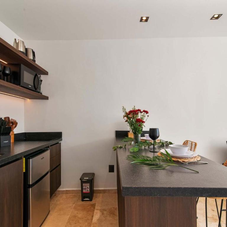 Stylish 1BR Condo with Private Pool & Balcony - Apartamento - 18