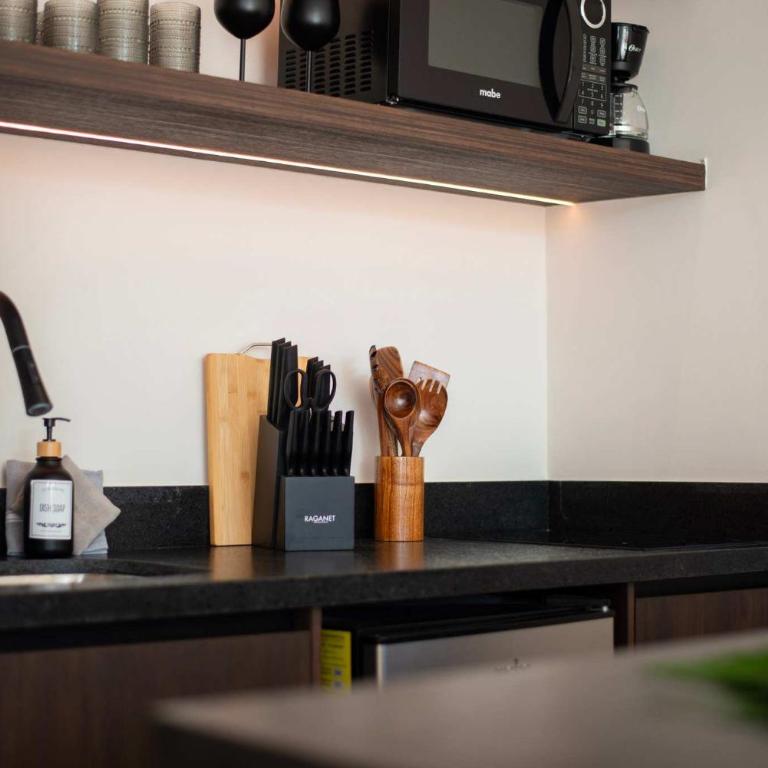 Stylish 1BR Condo with Private Pool & Balcony - Apartamento - 20