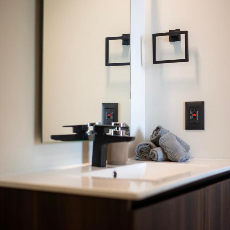 Stylish 1BR Condo with Private Pool & Balcony - Apartamento - 35