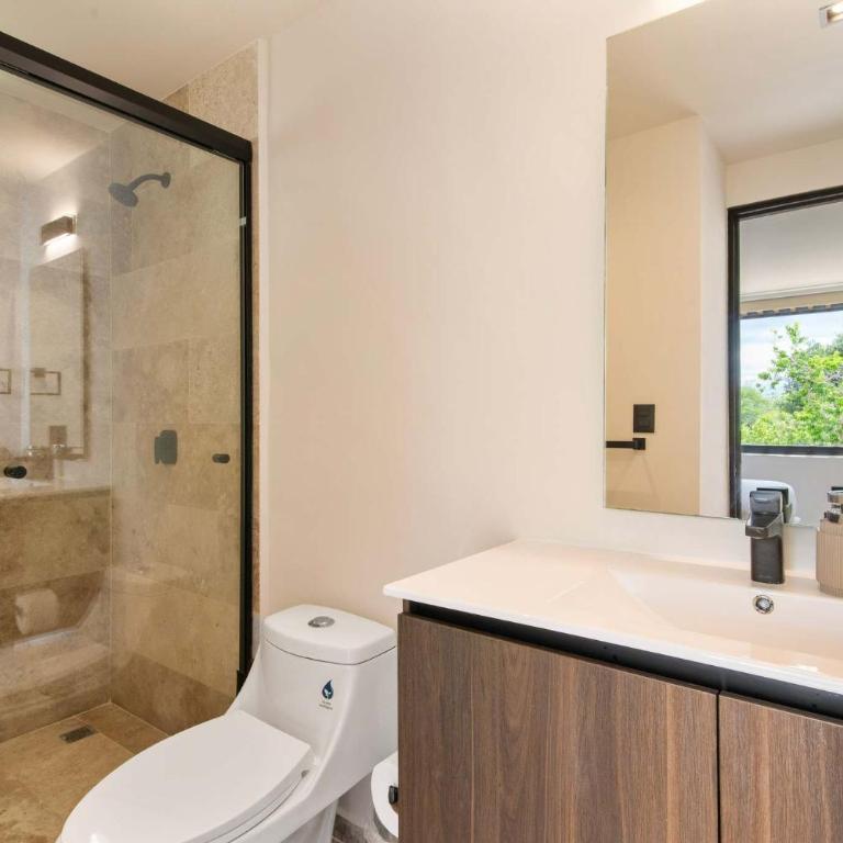 Stylish 1BR Condo with Private Pool & Balcony - Apartamento - 33