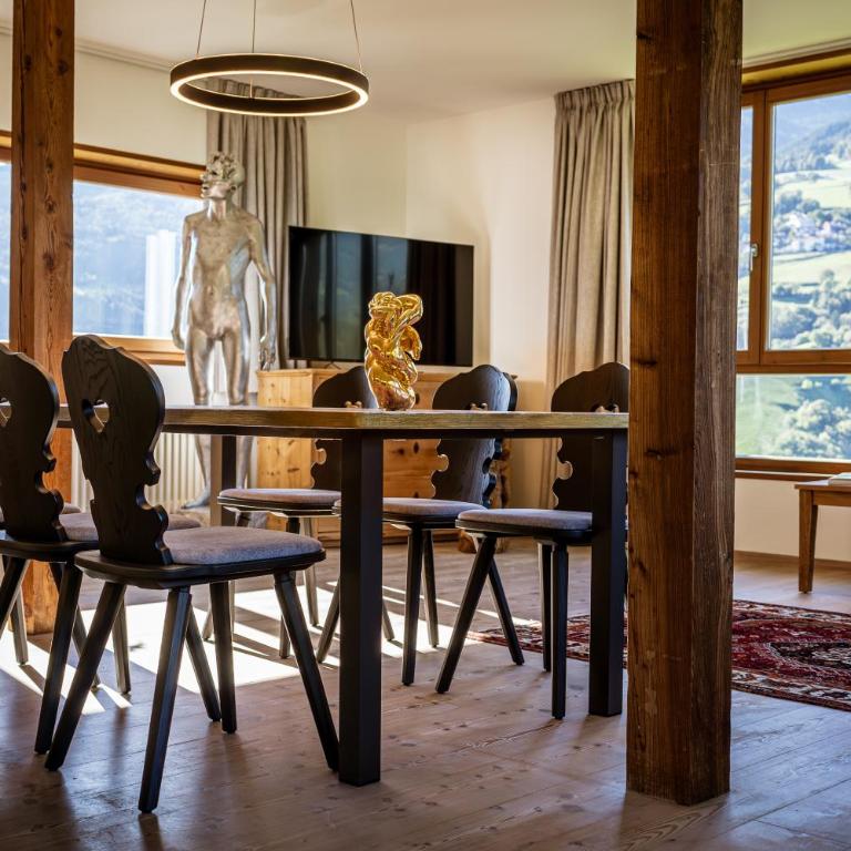LA FUNDNEYT art & guesthouse - Three-Bedroom Apartment with Mountain View - 2