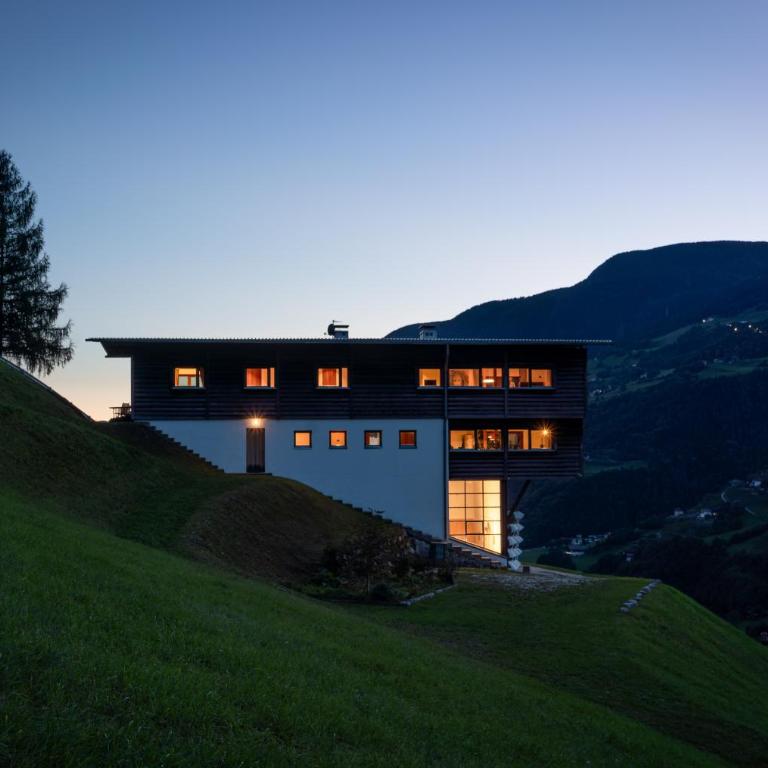 LA FUNDNEYT art & guesthouse - Three-Bedroom Apartment with Mountain View - 1